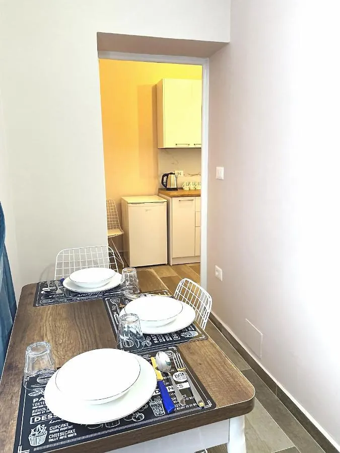 Peace Apartments دراس 0*,